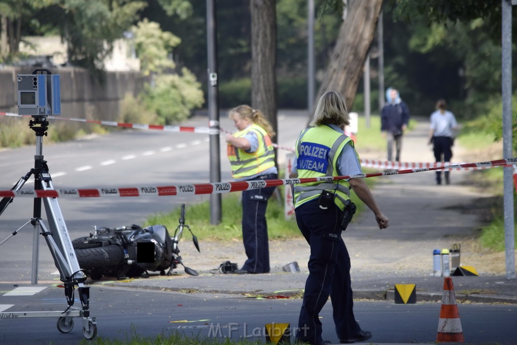 Schwerer Krad PKW Unfall Koeln Muelheim Am Springborn Cottbuserstr P110.JPG - Miklos Laubert